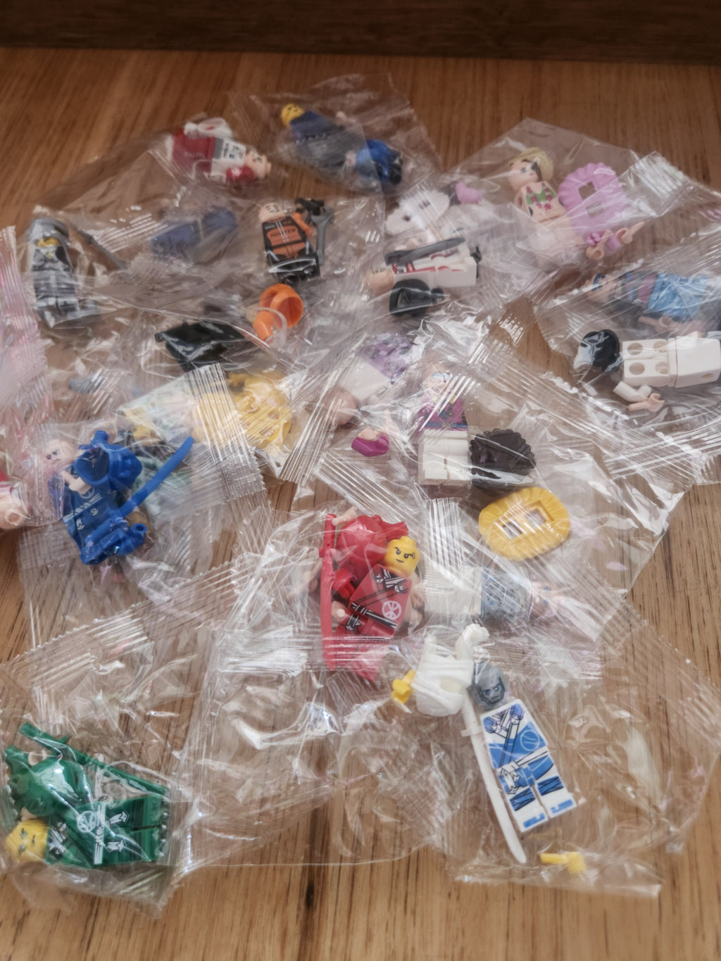 B4K assorted Minifigures- 100 per pack